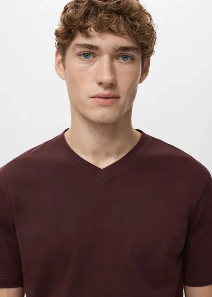 100% bavlna, slim fit, tričko s výstřihem do V 100% bavlna, slim fit, tričko s výstřihem do V