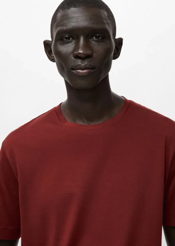 100% bavlněné tričko s pravidelným střihem 100% bavlněné tričko s pravidelným střihem