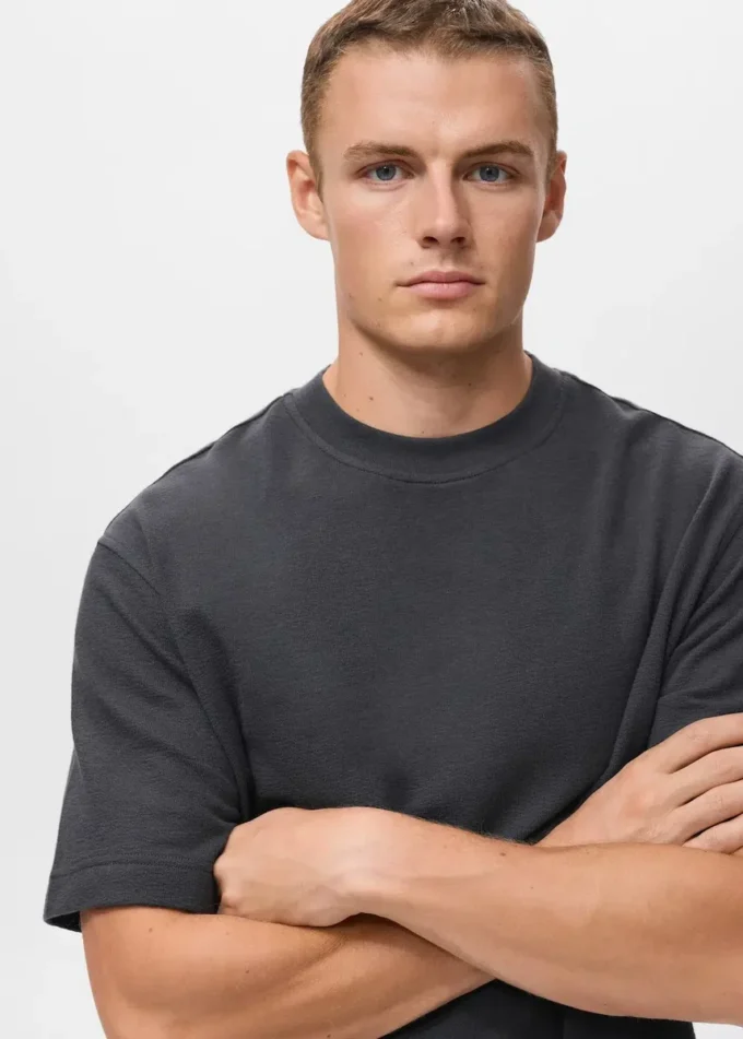 100% bavlněné tričko s volným střihem a strukturovaným povrchem 100% bavlněné tričko s volným střihem a strukturovaným povrchem