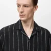 100% lněná košile s krátkými rukávy a pruhovaným vzorem 100% lněná košile s krátkými rukávy a pruhovaným vzorem