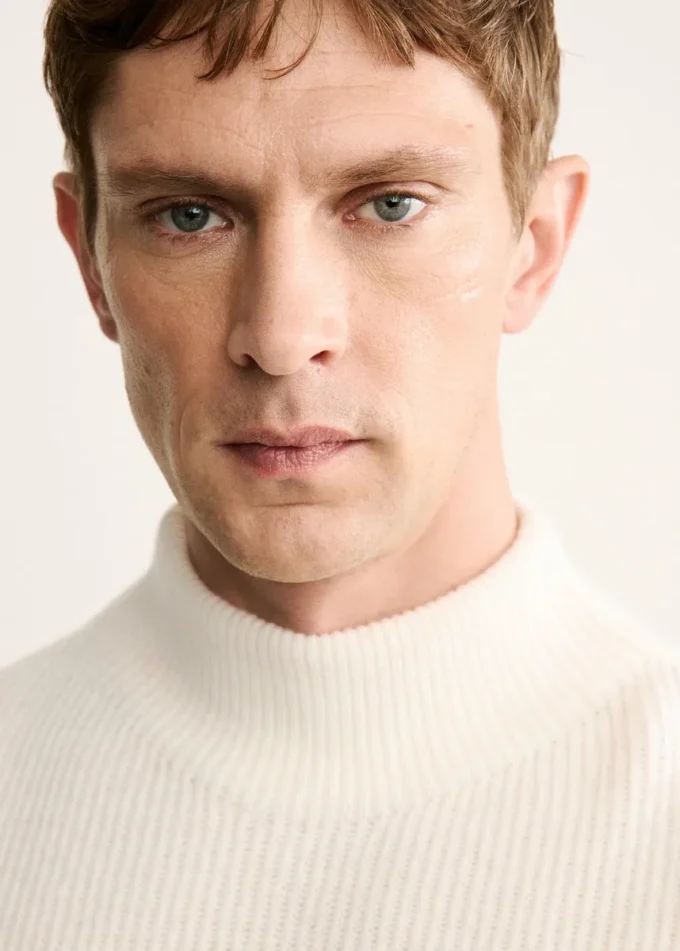 100% vlněný svetr s rolákem 100% vlněný svetr s rolákem