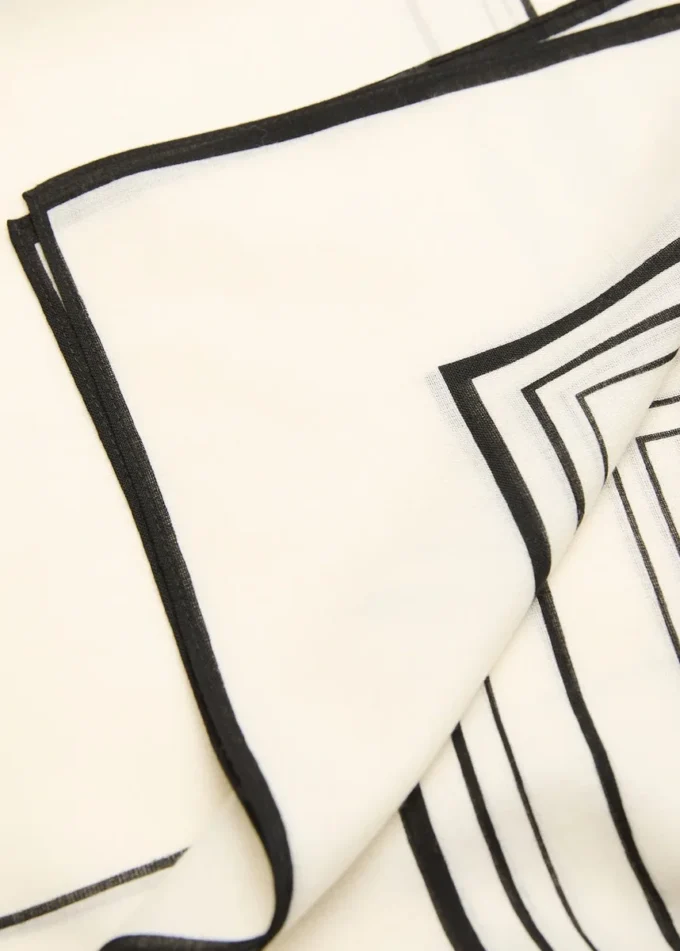 100% vlněný šátek s geometrickým potiskem 100% vlněný šátek s geometrickým potiskem