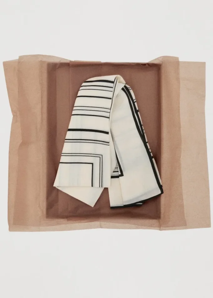 100% vlněný šátek s geometrickým potiskem 100% vlněný šátek s geometrickým potiskem