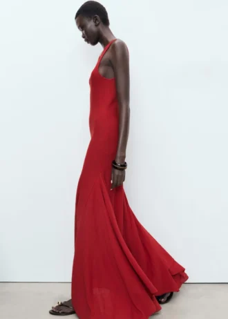 Asymetrické šaty s nízkým výstřihem