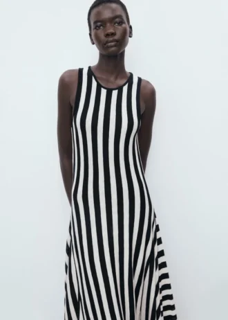 Asymetrické šaty s nízkým výstřihem