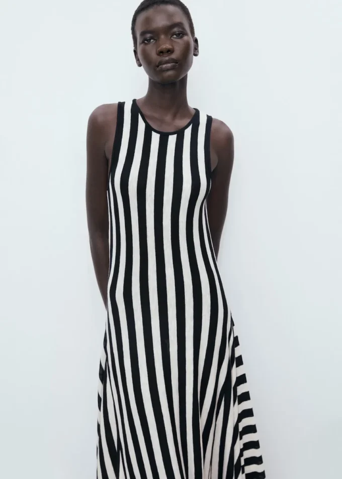 Asymetrické šaty s nízkým výstřihem Asymetrické šaty s nízkým výstřihem