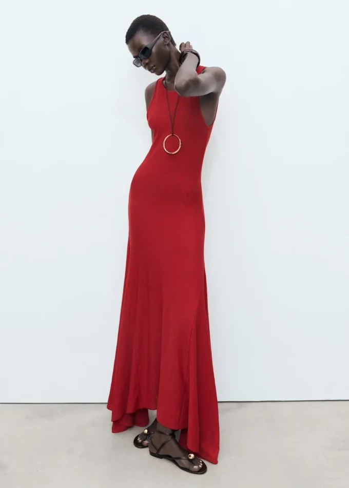 Asymetrické šaty s nízkým výstřihem Asymetrické šaty s nízkým výstřihem