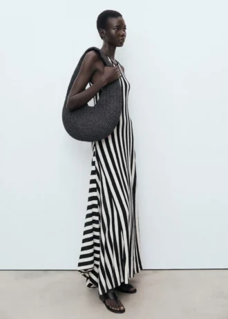 Asymetrické šaty s nízkým výstřihem