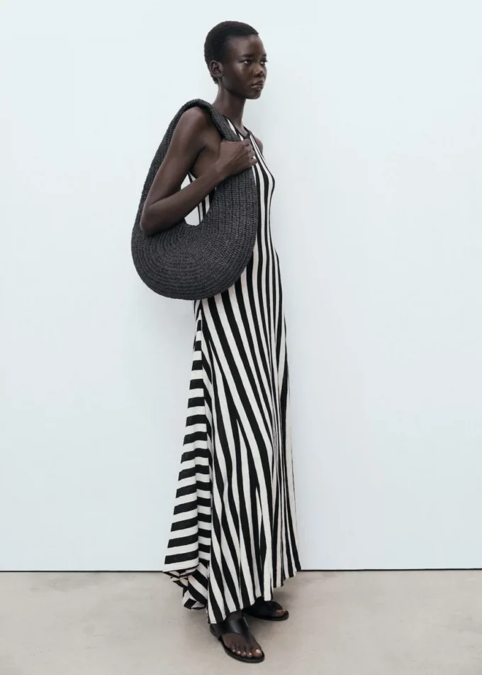 Asymetrické šaty s nízkým výstřihem Asymetrické šaty s nízkým výstřihem