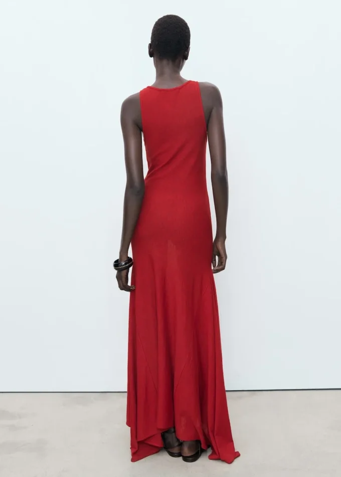 Asymetrické šaty s nízkým výstřihem Asymetrické šaty s nízkým výstřihem