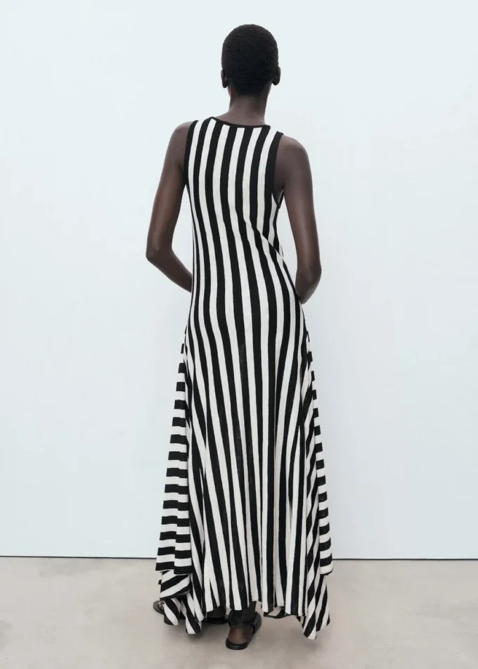 Asymetrické šaty s nízkým výstřihem Asymetrické šaty s nízkým výstřihem