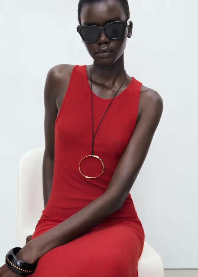 Asymetrické šaty s nízkým výstřihem Asymetrické šaty s nízkým výstřihem