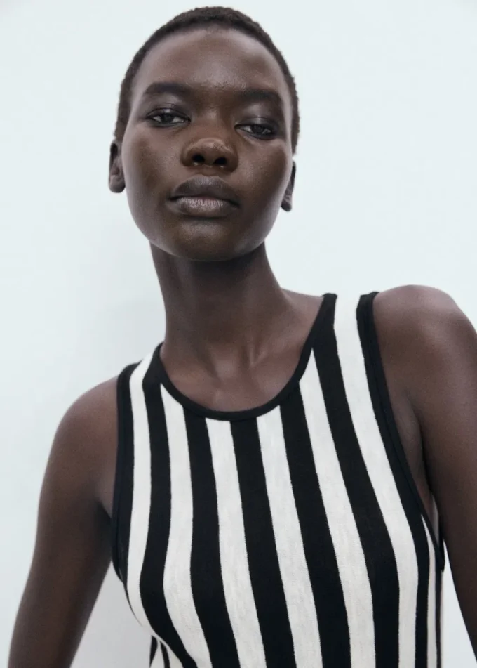 Asymetrické šaty s nízkým výstřihem Asymetrické šaty s nízkým výstřihem