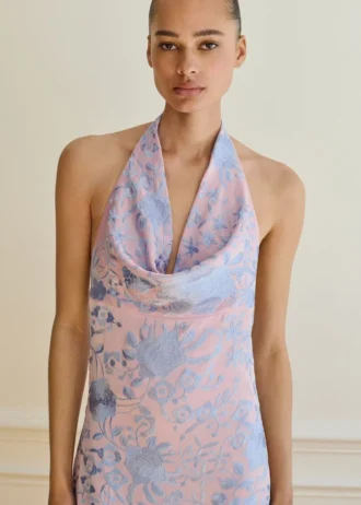 Asymetrické šaty s vyšívanými třásněmi