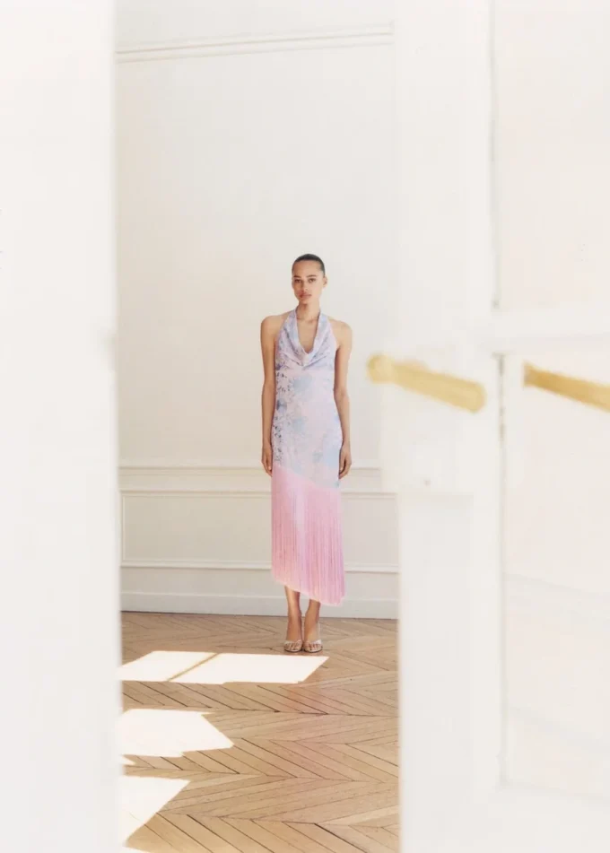 Asymetrické šaty s vyšívanými třásněmi Asymetrické šaty s vyšívanými třásněmi