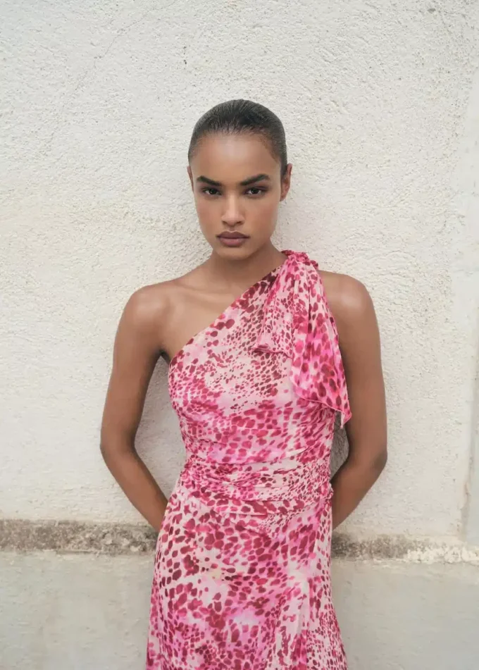 Asymetrické šaty s zvířecím potiskem Asymetrické šaty s zvířecím potiskem