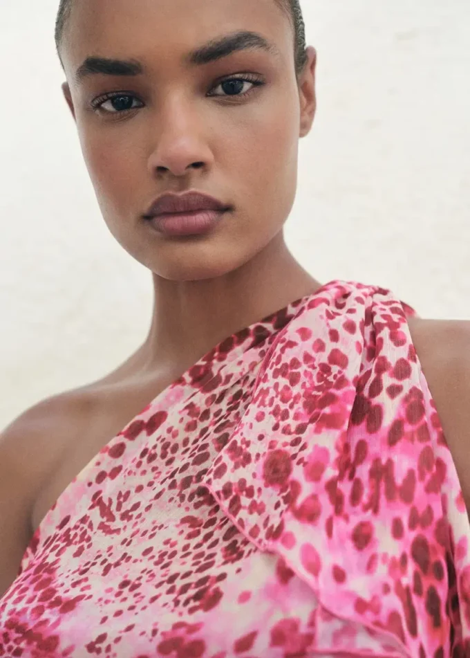 Asymetrické šaty s zvířecím potiskem Asymetrické šaty s zvířecím potiskem