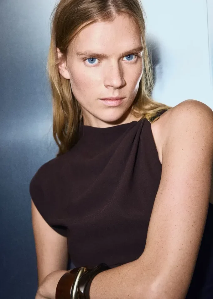 Asymetrická blůza s kovovým detailem Asymetrická blůza s kovovým detailem