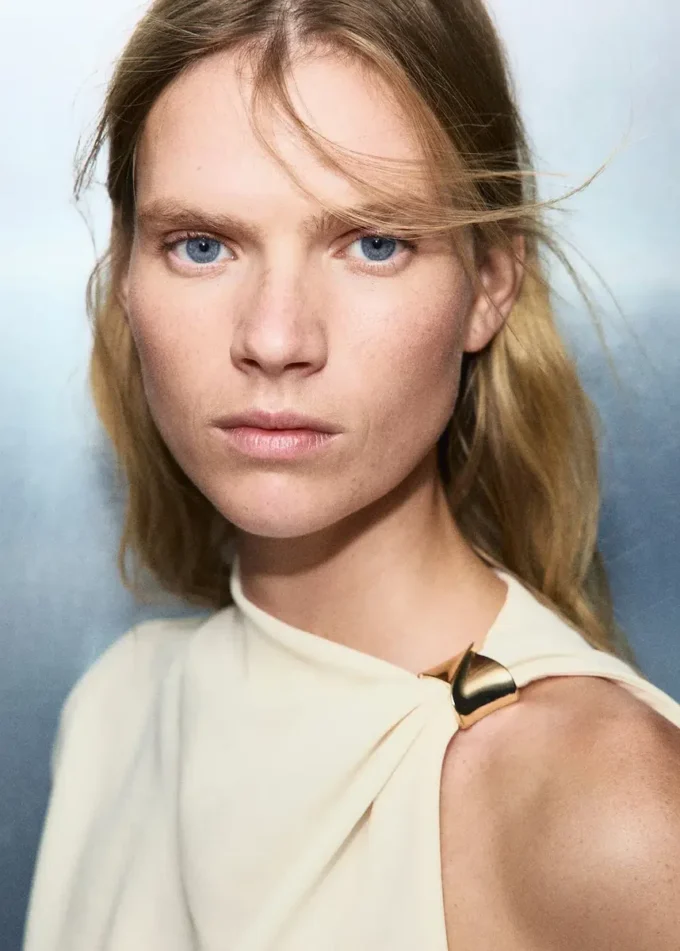 Asymetrická blůza s kovovým detailem Asymetrická blůza s kovovým detailem