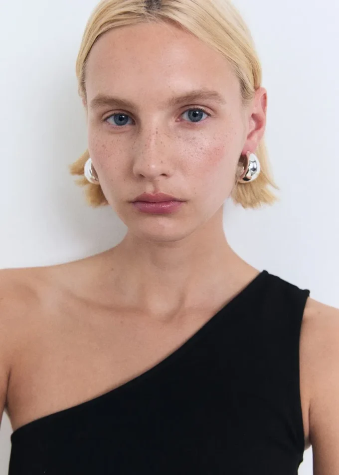 Asymetrický drapovaný top Asymetrický drapovaný top