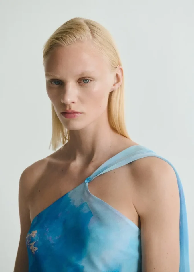 Asymetrické květinové šaty se šátkem Asymetrické květinové šaty se šátkem