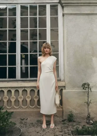 Asymetrické plisované šaty