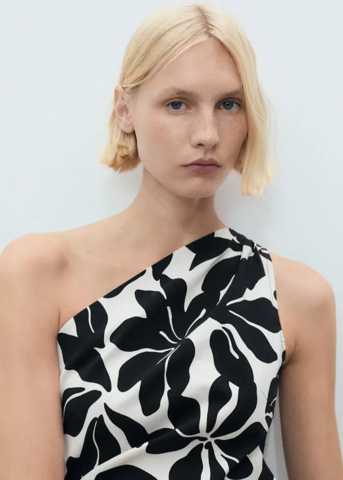 Asymetrické plisované šaty