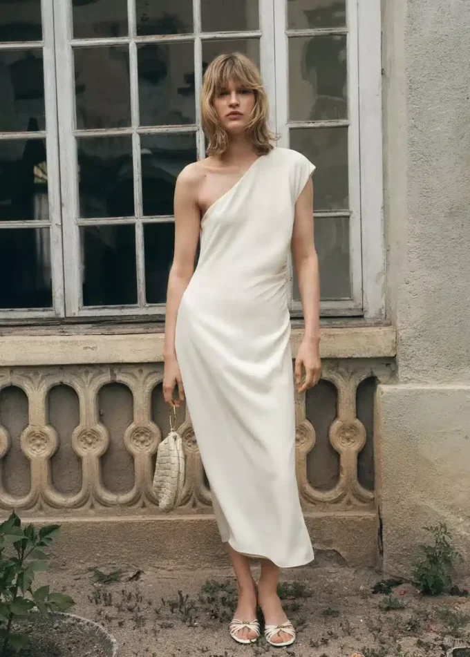 Asymetrické plisované šaty