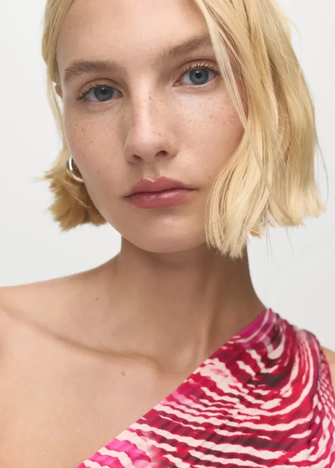 Asymetrické plisované šaty s rozparkem