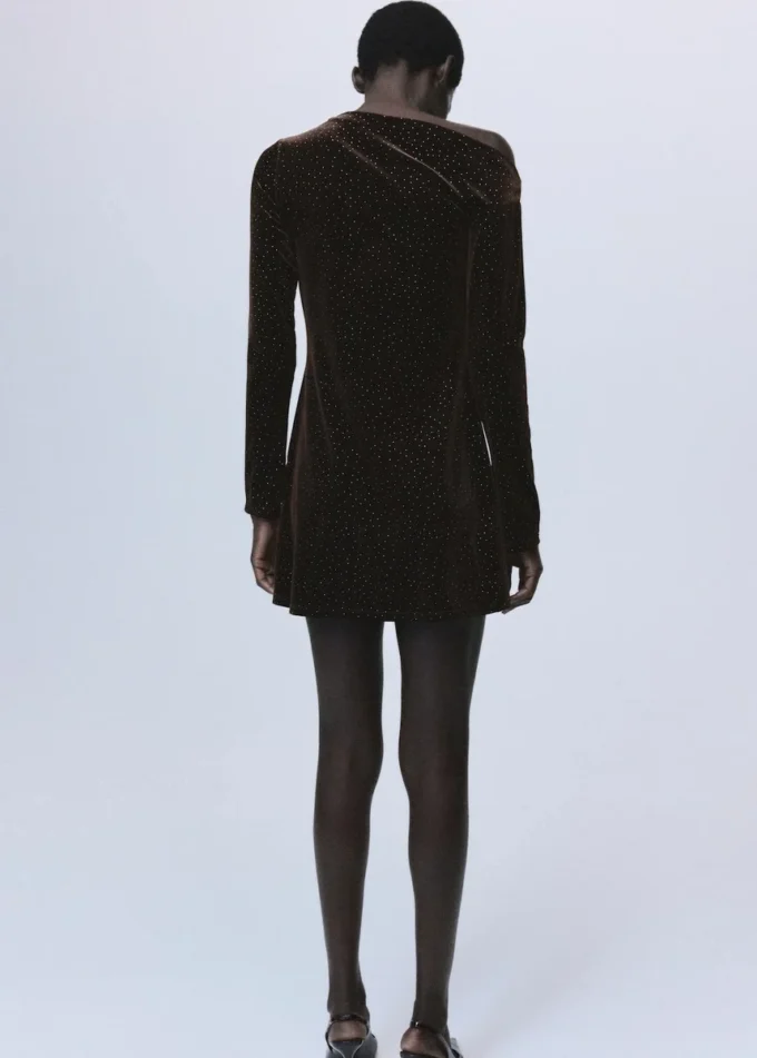 Asymetrické sametové šaty s lesklými detaily Asymetrické sametové šaty s lesklými detaily