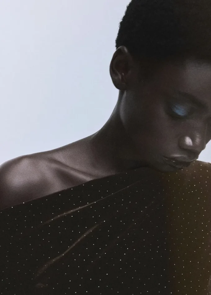 Asymetrické sametové šaty s lesklými detaily Asymetrické sametové šaty s lesklými detaily