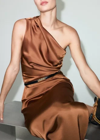 Asymetrické saténové šaty