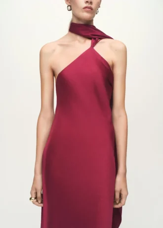 Asymetrické saténové šaty