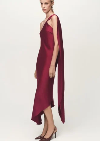Asymetrické saténové šaty