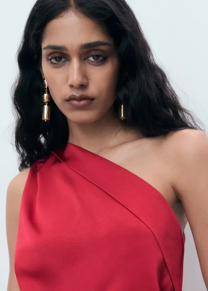 Asymetrické saténové šaty s bočními rozparky Asymetrické saténové šaty s bočními rozparky