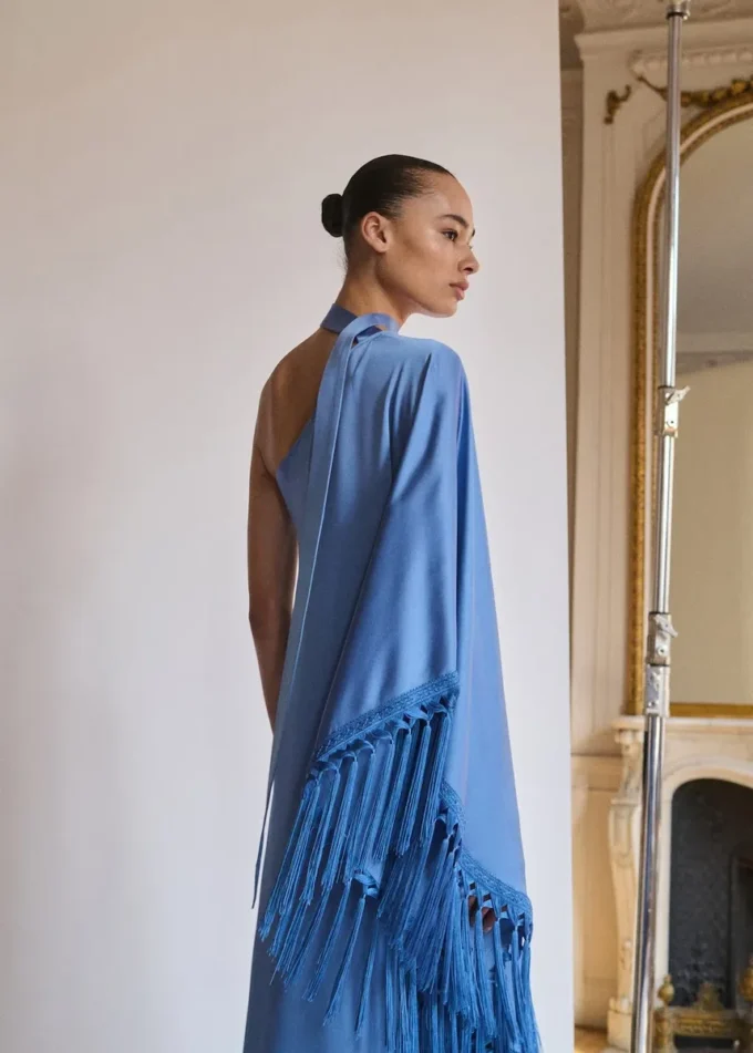 Asymetrické saténové šaty s třásněmi Asymetrické saténové šaty s třásněmi