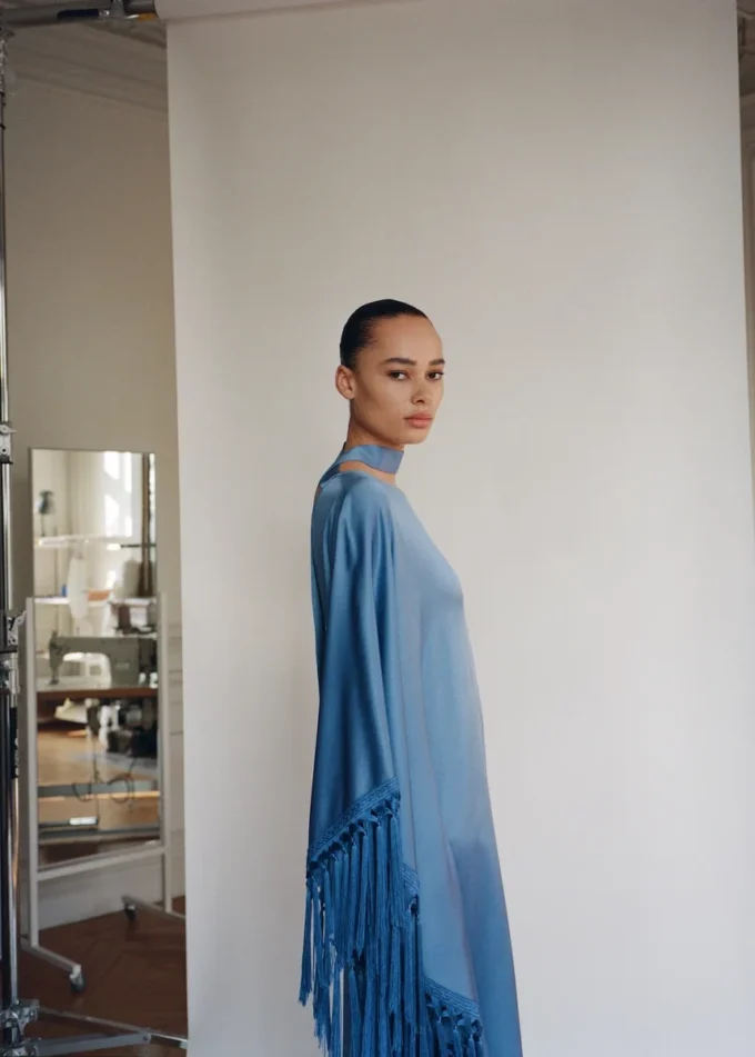 Asymetrické saténové šaty s třásněmi Asymetrické saténové šaty s třásněmi