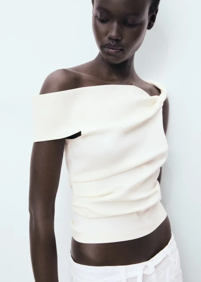 Asymetrický top bez ramínek Asymetrický top bez ramínek