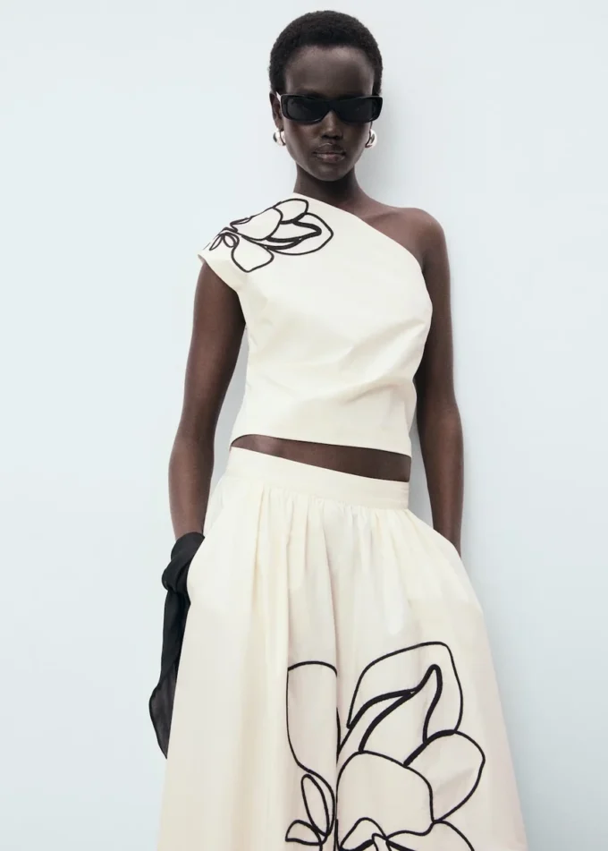 Asymetrický top s květinovou výšivkou Asymetrický top s květinovou výšivkou