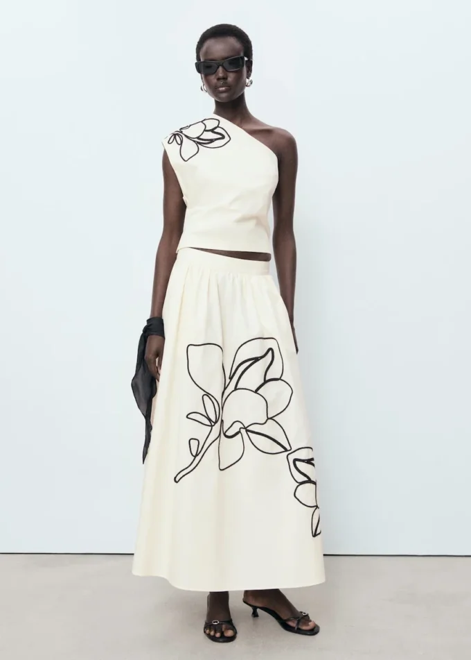 Asymetrický top s květinovou výšivkou Asymetrický top s květinovou výšivkou