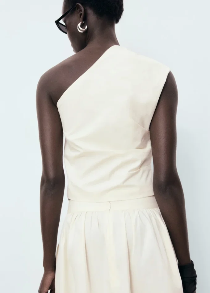 Asymetrický top s květinovou výšivkou Asymetrický top s květinovou výšivkou