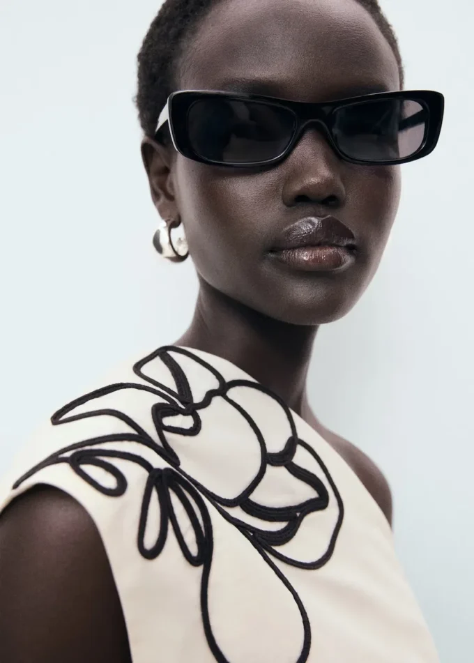 Asymetrický top s květinovou výšivkou Asymetrický top s květinovou výšivkou