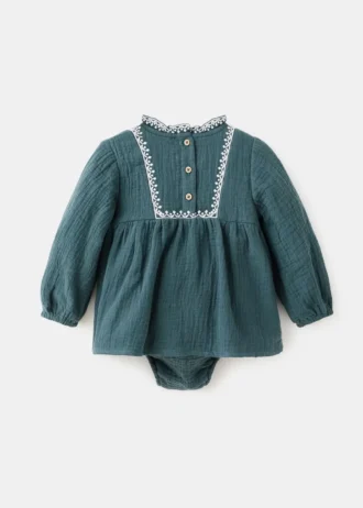 Šaty a žabka s vyšívanými detaily