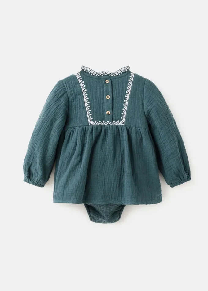 Šaty a žabka s vyšívanými detaily Šaty a žabka s vyšívanými detaily