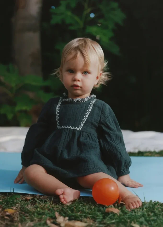 Šaty a žabka s vyšívanými detaily Šaty a žabka s vyšívanými detaily