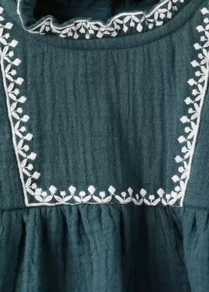 Šaty a žabka s vyšívanými detaily Šaty a žabka s vyšívanými detaily