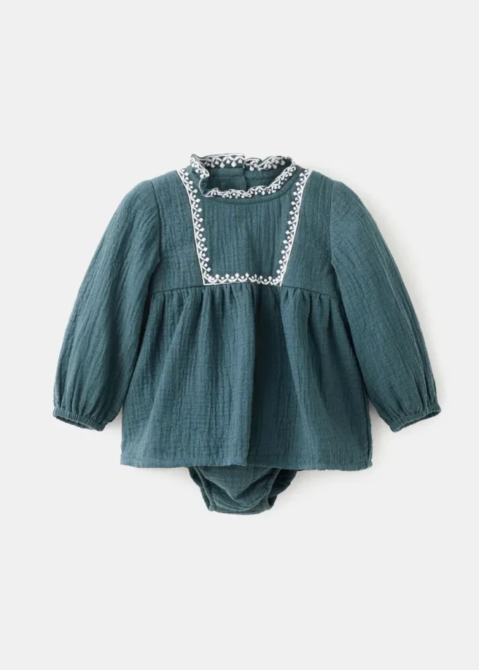 Šaty a žabka s vyšívanými detaily Šaty a žabka s vyšívanými detaily