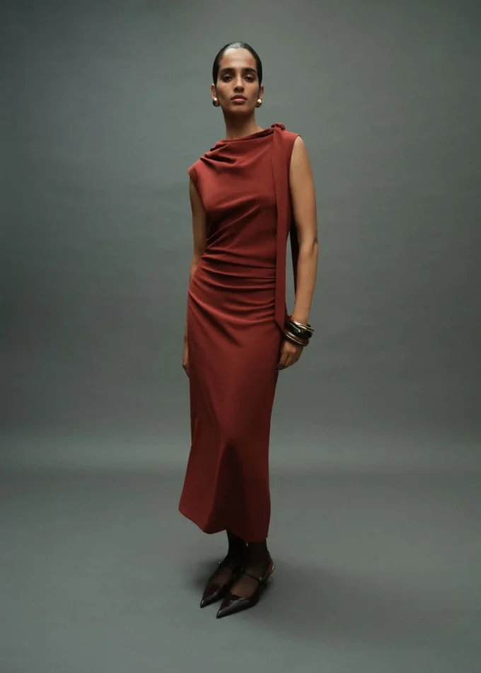 Šaty s řasením a uzlem Šaty s řasením a uzlem