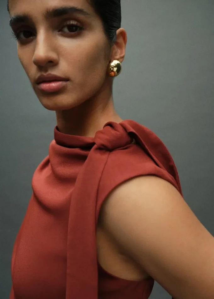 Šaty s řasením a uzlem Šaty s řasením a uzlem