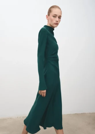 Šaty s řaseným výstřihem